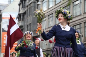 Foto mirkļi no dziesmu un deju svētku dalībnieku gājiena Rīgā - «Novadu dižošanās» 1