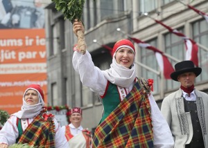 Foto mirkļi no dziesmu un deju svētku dalībnieku gājiena Rīgā - «Novadu dižošanās» 10