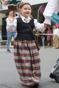 Foto mirkļi no dziesmu un deju svētku dalībnieku gājiena Rīgā - «Novadu dižošanās» 11