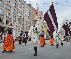Foto mirkļi no dziesmu un deju svētku dalībnieku gājiena Rīgā - «Novadu dižošanās» 12
