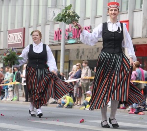 Foto mirkļi no dziesmu un deju svētku dalībnieku gājiena Rīgā - «Novadu dižošanās» 19