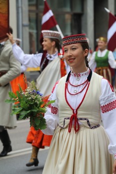 Foto mirkļi no dziesmu un deju svētku dalībnieku gājiena Rīgā - «Novadu dižošanās» 2