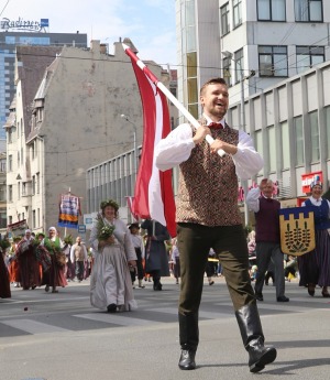 Foto mirkļi no dziesmu un deju svētku dalībnieku gājiena Rīgā - «Novadu dižošanās» 22