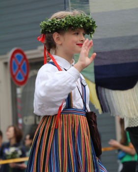 Foto mirkļi no dziesmu un deju svētku dalībnieku gājiena Rīgā - «Novadu dižošanās» 30