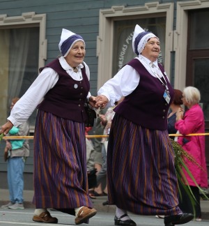 Foto mirkļi no dziesmu un deju svētku dalībnieku gājiena Rīgā - «Novadu dižošanās» 32