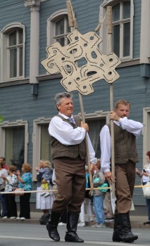 Foto mirkļi no dziesmu un deju svētku dalībnieku gājiena Rīgā - «Novadu dižošanās» 38