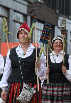 Foto mirkļi no dziesmu un deju svētku dalībnieku gājiena Rīgā - «Novadu dižošanās» 39