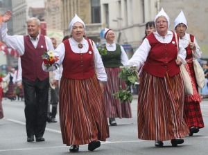 Foto mirkļi no dziesmu un deju svētku dalībnieku gājiena Rīgā - «Novadu dižošanās» 4