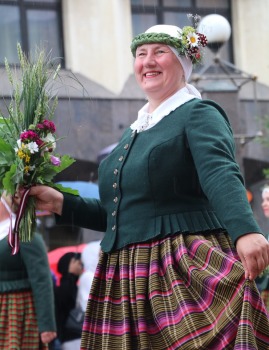 Foto mirkļi no dziesmu un deju svētku dalībnieku gājiena Rīgā - «Novadu dižošanās» 42