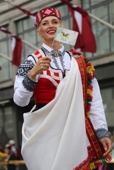 Foto mirkļi no dziesmu un deju svētku dalībnieku gājiena Rīgā - «Novadu dižošanās» 45