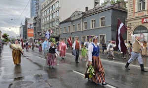 Foto mirkļi no dziesmu un deju svētku dalībnieku gājiena Rīgā - «Novadu dižošanās» 60