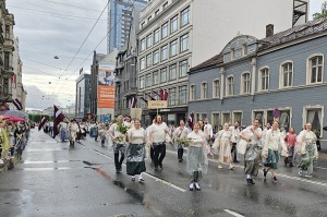 Foto mirkļi no dziesmu un deju svētku dalībnieku gājiena Rīgā - «Novadu dižošanās» 62