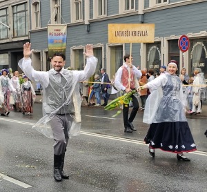 Foto mirkļi no dziesmu un deju svētku dalībnieku gājiena Rīgā - «Novadu dižošanās» 63