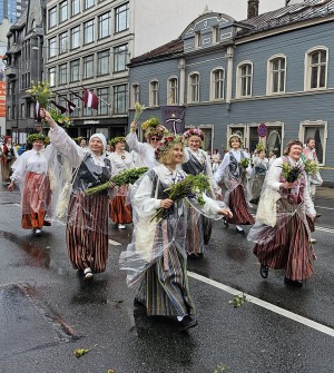 Foto mirkļi no dziesmu un deju svētku dalībnieku gājiena Rīgā - «Novadu dižošanās» 65