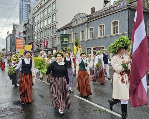 Foto mirkļi no dziesmu un deju svētku dalībnieku gājiena Rīgā - «Novadu dižošanās» 70