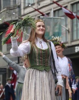 Foto mirkļi no dziesmu un deju svētku dalībnieku gājiena Rīgā - «Novadu dižošanās» 9