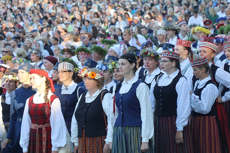 Dziesmu svētku dziesminieku lielkoncerts un svinības Mežaparkā 339406