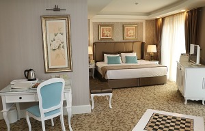 Travelnews.lv iepazīst Ziemeļkipras viesnīcu «Vuni Palace Hotel» Kirēnijā. Sadarbībā ar PuzzleTravel.com 25