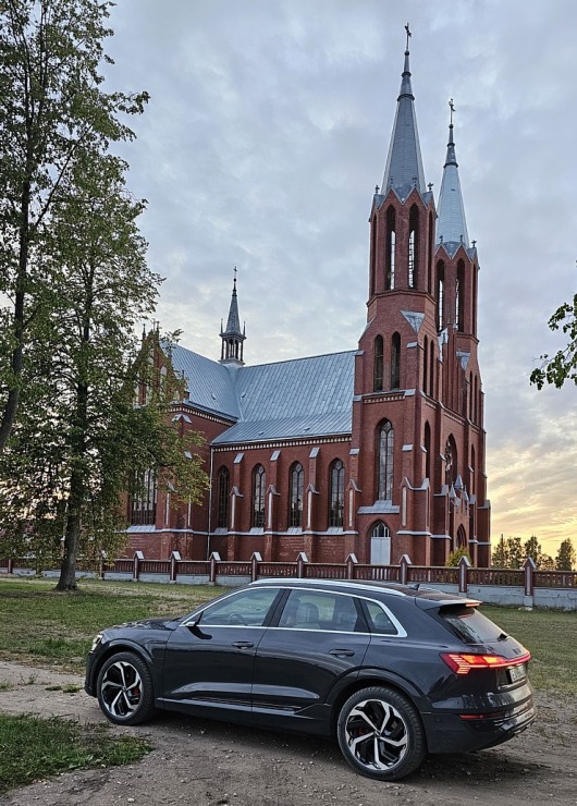 Travelnews.lv ar jauno un elektrisko «Audi Q8 e-tron» apceļo un izbauda Latgali 340305