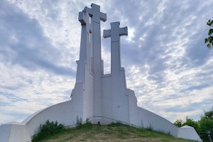 Travelnews.lv apmeklē Trīs krustu kalnu Lietuvas galvaspilsētā Viļņā 1