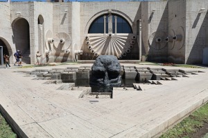 Travelnews.lv iepazīst Erevānas Kaskādi, arhitekta Aleksandra Tamanjana pieminekli un  Kafesjana mākslas centru. Sadarbībā ar airBaltic 33