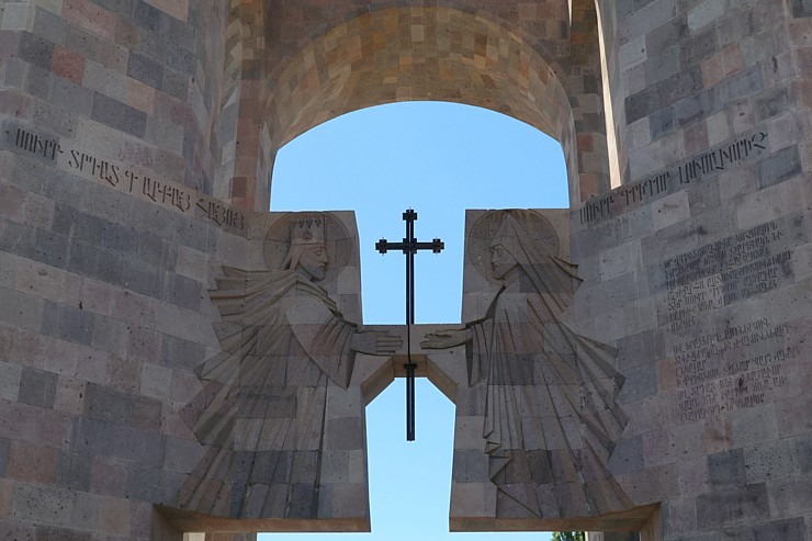 Travelnews.lv apmeklē Ečmiadzinas katedrāli Vagaršapatā, kas ir Armēnijas galvenā apustuliskās baznīca. Sadarbībā ar airBaltic 340831