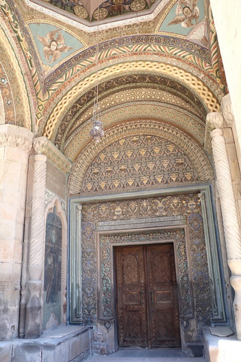 Travelnews.lv apmeklē Ečmiadzinas katedrāli Vagaršapatā, kas ir Armēnijas galvenā apustuliskās baznīca. Sadarbībā ar airBaltic 340840