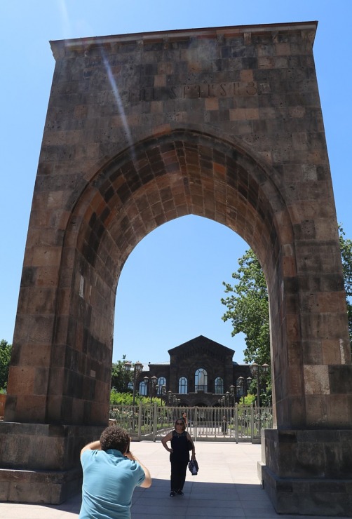 Travelnews.lv apmeklē Ečmiadzinas katedrāli Vagaršapatā, kas ir Armēnijas galvenā apustuliskās baznīca. Sadarbībā ar airBaltic 340841