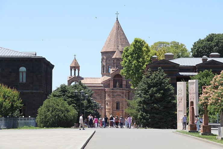 Travelnews.lv apmeklē Ečmiadzinas katedrāli Vagaršapatā, kas ir Armēnijas galvenā apustuliskās baznīca. Sadarbībā ar airBaltic 340843