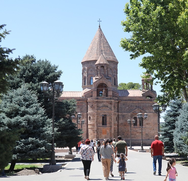 Travelnews.lv apmeklē Ečmiadzinas katedrāli Vagaršapatā, kas ir Armēnijas galvenā apustuliskās baznīca. Sadarbībā ar airBaltic 340844