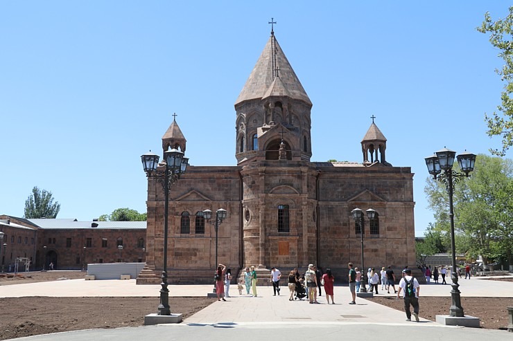 Travelnews.lv apmeklē Ečmiadzinas katedrāli Vagaršapatā, kas ir Armēnijas galvenā apustuliskās baznīca. Sadarbībā ar airBaltic 340845