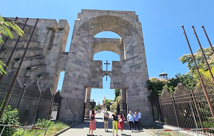 Travelnews.lv apmeklē Ečmiadzinas katedrāli Vagaršapatā, kas ir Armēnijas galvenā apustuliskās baznīca. Sadarbībā ar airBaltic 340832