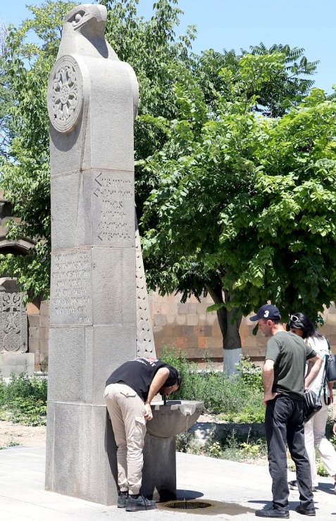 Travelnews.lv apmeklē Ečmiadzinas katedrāli Vagaršapatā, kas ir Armēnijas galvenā apustuliskās baznīca. Sadarbībā ar airBaltic 340856