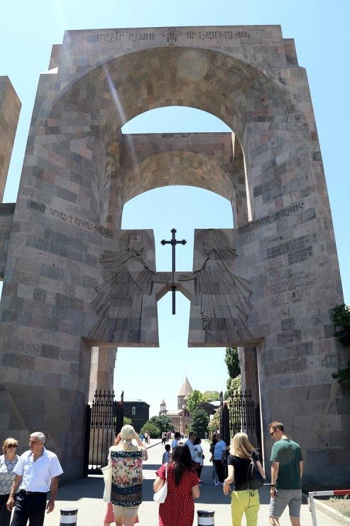 Travelnews.lv apmeklē Ečmiadzinas katedrāli Vagaršapatā, kas ir Armēnijas galvenā apustuliskās baznīca. Sadarbībā ar airBaltic 340833