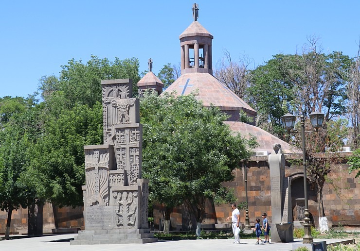 Travelnews.lv apmeklē Ečmiadzinas katedrāli Vagaršapatā, kas ir Armēnijas galvenā apustuliskās baznīca. Sadarbībā ar airBaltic 340861