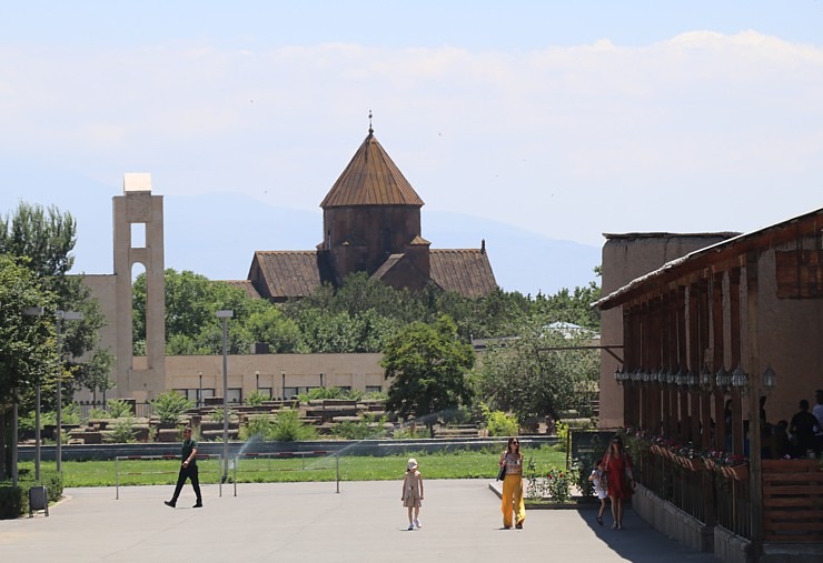 Travelnews.lv apmeklē Ečmiadzinas katedrāli Vagaršapatā, kas ir Armēnijas galvenā apustuliskās baznīca. Sadarbībā ar airBaltic 340862