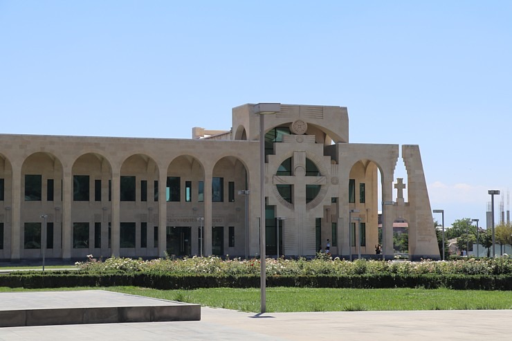 Travelnews.lv apmeklē Ečmiadzinas katedrāli Vagaršapatā, kas ir Armēnijas galvenā apustuliskās baznīca. Sadarbībā ar airBaltic 340868