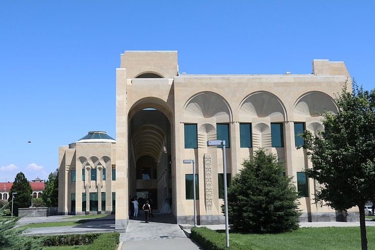 Travelnews.lv apmeklē Ečmiadzinas katedrāli Vagaršapatā, kas ir Armēnijas galvenā apustuliskās baznīca. Sadarbībā ar airBaltic 340869