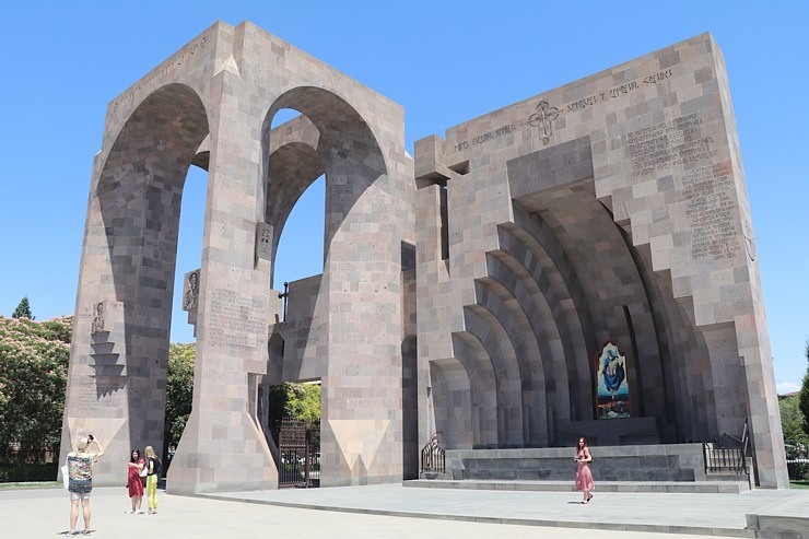 Travelnews.lv apmeklē Ečmiadzinas katedrāli Vagaršapatā, kas ir Armēnijas galvenā apustuliskās baznīca. Sadarbībā ar airBaltic 340834