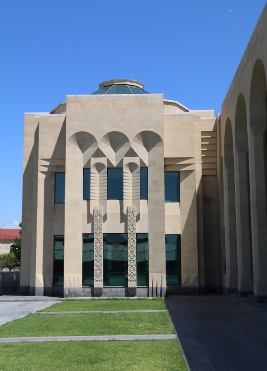 Travelnews.lv apmeklē Ečmiadzinas katedrāli Vagaršapatā, kas ir Armēnijas galvenā apustuliskās baznīca. Sadarbībā ar airBaltic 340870