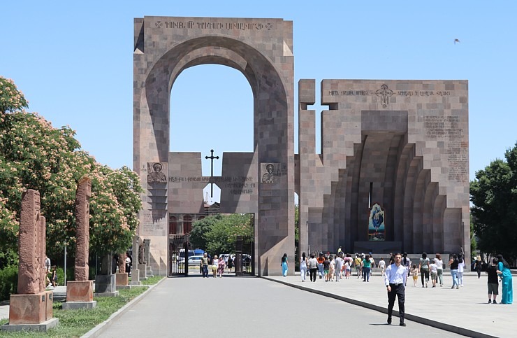 Travelnews.lv apmeklē Ečmiadzinas katedrāli Vagaršapatā, kas ir Armēnijas galvenā apustuliskās baznīca. Sadarbībā ar airBaltic 340875