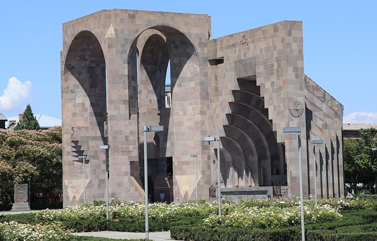 Travelnews.lv apmeklē Ečmiadzinas katedrāli Vagaršapatā, kas ir Armēnijas galvenā apustuliskās baznīca. Sadarbībā ar airBaltic 340835