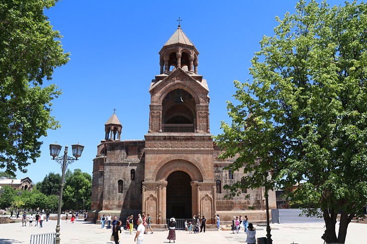 Travelnews.lv apmeklē Ečmiadzinas katedrāli Vagaršapatā, kas ir Armēnijas galvenā apustuliskās baznīca. Sadarbībā ar airBaltic 340836