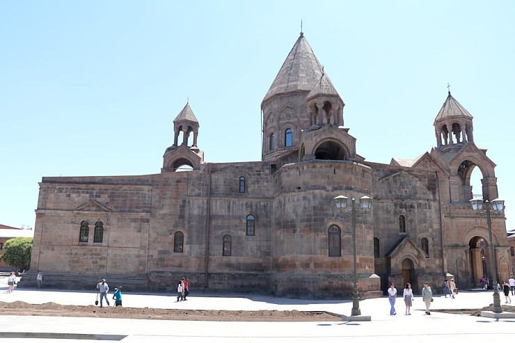 Travelnews.lv apmeklē Ečmiadzinas katedrāli Vagaršapatā, kas ir Armēnijas galvenā apustuliskās baznīca. Sadarbībā ar airBaltic 340837