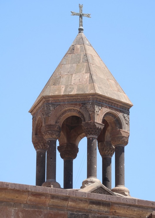 Travelnews.lv apmeklē Ečmiadzinas katedrāli Vagaršapatā, kas ir Armēnijas galvenā apustuliskās baznīca. Sadarbībā ar airBaltic 340839