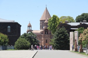 Travelnews.lv apmeklē Ečmiadzinas katedrāli Vagaršapatā, kas ir Armēnijas galvenā apustuliskās baznīca. Sadarbībā ar airBaltic 13