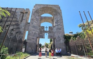 Travelnews.lv apmeklē Ečmiadzinas katedrāli Vagaršapatā, kas ir Armēnijas galvenā apustuliskās baznīca. Sadarbībā ar airBaltic 2
