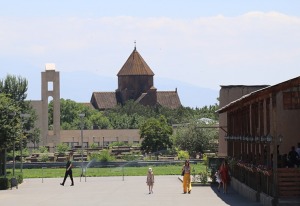 Travelnews.lv apmeklē Ečmiadzinas katedrāli Vagaršapatā, kas ir Armēnijas galvenā apustuliskās baznīca. Sadarbībā ar airBaltic 32