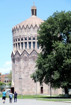 Travelnews.lv apmeklē Ečmiadzinas katedrāli Vagaršapatā, kas ir Armēnijas galvenā apustuliskās baznīca. Sadarbībā ar airBaltic 34