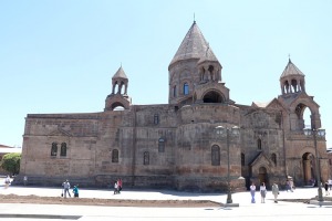 Travelnews.lv apmeklē Ečmiadzinas katedrāli Vagaršapatā, kas ir Armēnijas galvenā apustuliskās baznīca. Sadarbībā ar airBaltic 7